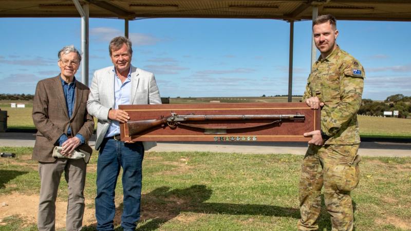 Simpson family descendants Ant and Nick present the top shot award to Private Stefan Dawidowski from 10/27 Battalion Royal South Australia Regiment. 