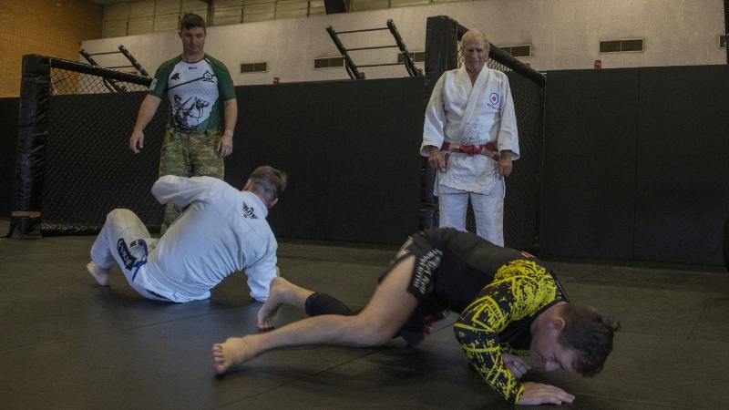 Major John Whipp, back right, supervises close combat drills with soldiers from the 7th Combat Brigade during his visit to the Gallipoli Barracks Combatives Centre, Brisbane. Photo: Corporal Nicole Dorrett