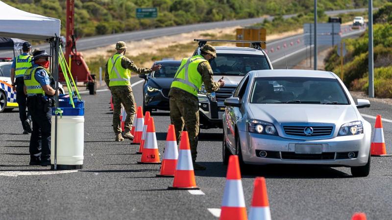 Soldiers assist Western Australia Police at a vehicle checkpoint on Forrest Highway in Lake Clifton, Western Australia. Photo: Leading Seaman Ronnie Baltoft
