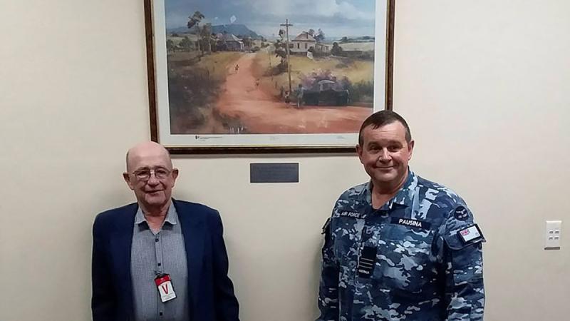 Frank Winnell and Commanding Officer No. 31 Squadron Wing Commander Nick Pausina with the gifted Darcy Doyle print at RAAF Base Wagga. 