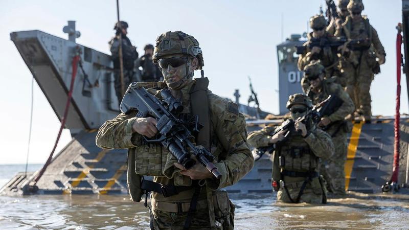 Personnel from the 3rd Battalion Royal Australian Regiment, conduct a beach assault on Forrest Beach, Queensland, during Exercise Talisman Sabre 2021. Photo: Leading Aircraftwoman Jacqueline Forrester
