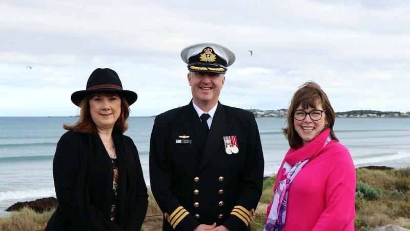 Commanding Officer Navy Headquarters – South Australia Commander Alastair Cooper with the granddaughters of Thomas Todd, Debra Filippona, left, and Michelle Bitmead at the memorial service.