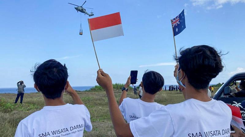A Navy MH-60R Helicopter delivers a desalination plant to Nusa Lembongan during Indo-Pacific Endeavour 21.