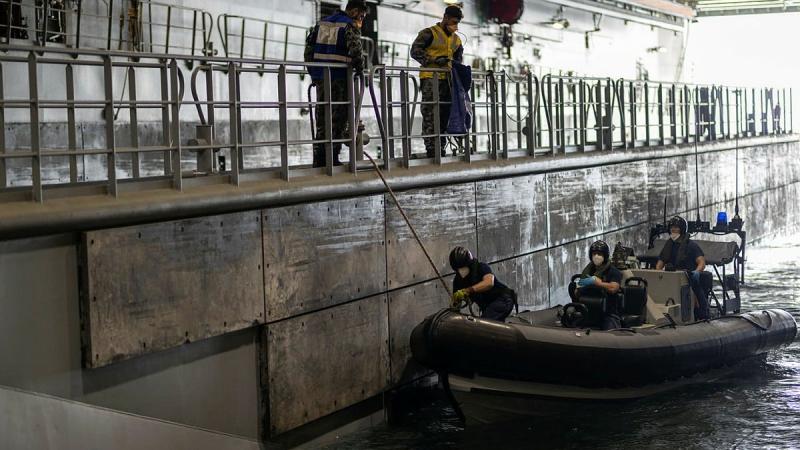Crew members from HMS Diamond conduct a contactless boat-landing exercise with HMAS Canberra personnel during Exercise Bersama Gold 21. Photo: Petty Officer Christopher Szumlanski