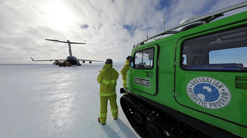 An Air Force C-17A Globemaster III from No. 36 Squadron delivers a drill rig to to Wilkins Aerodrome in Antarctica as part of Operation Southern Discovery.
