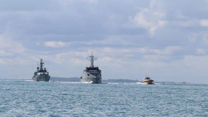 HMAS Armidale, left, and Papua New Guinea’s new Guardian-class patrol boat NUSHIP Francis Agwi, middle, in Darwin Harbour.