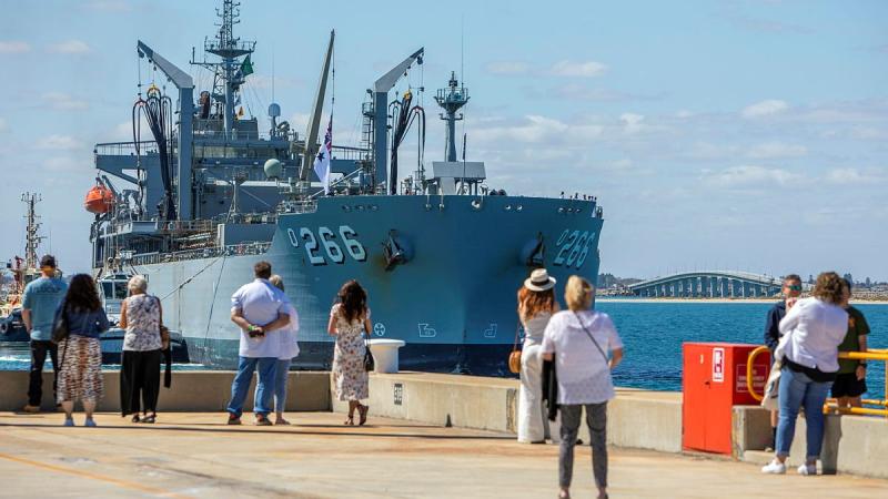 Friends and family greet HMAS Sirius as the ship returns to its home port at Fleet Base West for the final time. Photo: Leading Seaman Ernesto Sanchez