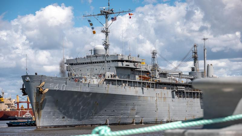 United States Navy submarine tender USS Frank Cable pulls into Brisbane. Photo: Corporal Nicole Dorrett