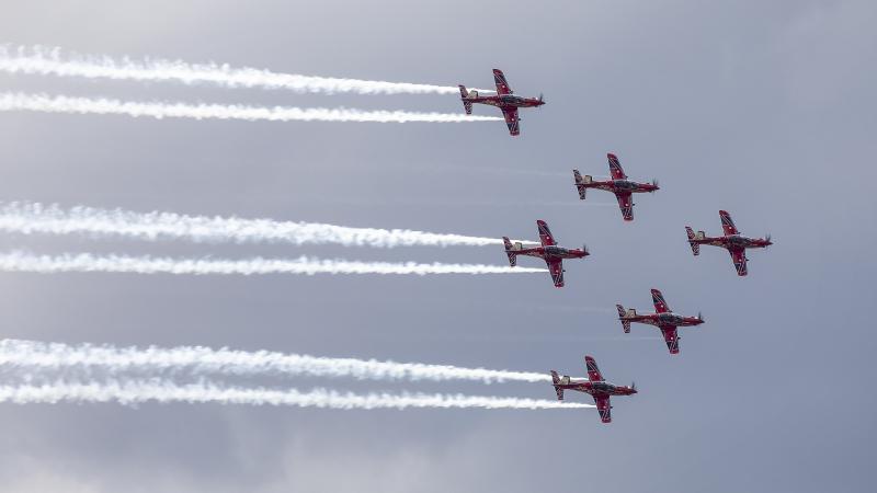 Royal Australian Air Force Roulettes aerial display team warm up the crowd in the minutes before the start of the 2022 Australian Formula 1 Grand Prix at Albert Park in Melbourne. Photo: Leading Seaman James McDougall