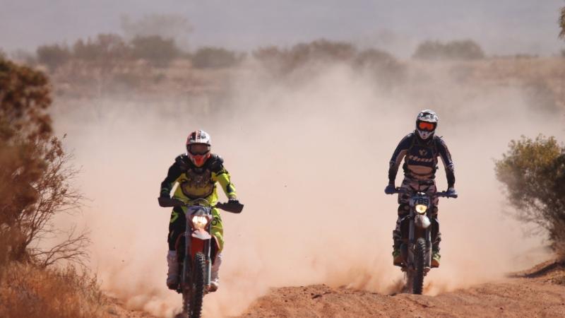 Australian Army soldier Sergeant John Downie (left), from University of New South Wales Regiment, during the 2022 Finke Desert Race, Northern Territory. Photo: Sgt John Downie
