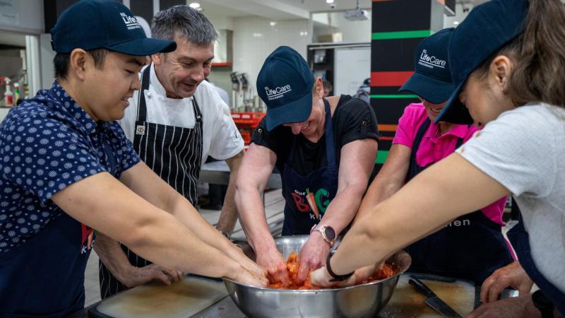 Members of Headquarters 17th Sustainment Brigade joined RSL LifeCare and a number of other veteran charities for a community engagement activity at Our Big Kitchen, Bondi, NSW.