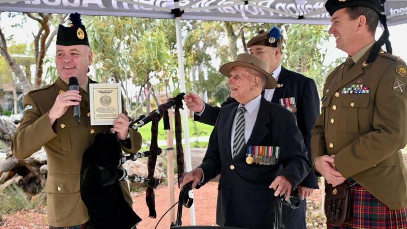 World War 2 veteran Arthur Leggett returns the sporran badge to 16th Battalion, Royal Western Australia Regiment. Photo: Lt-Col Leigh Partridge