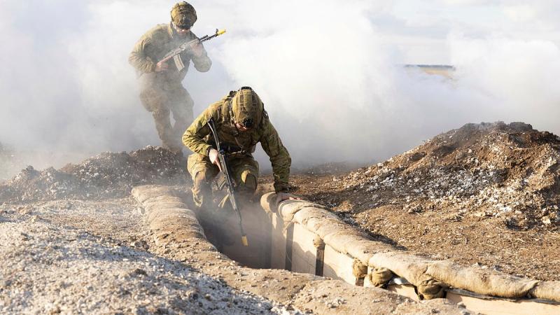  Australian Army soldiers from the 5th Battalion, Royal Australian Regiment, demonstrate trench warfare tactics to Ukrainian trainees in the UK. Photo: Corporal Jonathan Goedhart
