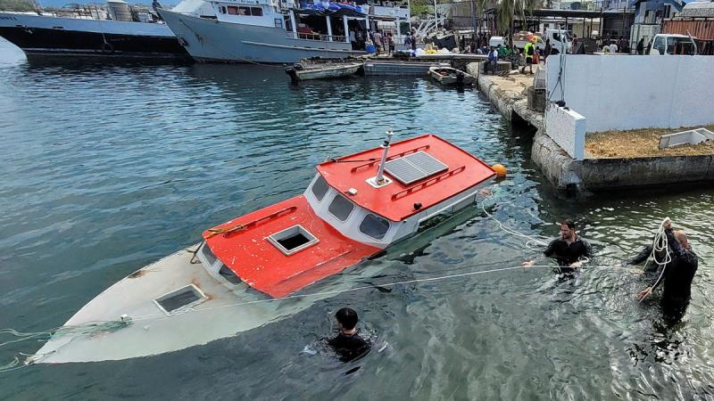 Members of Australian Clearance Diving Team One conduct a salvage diving operation in Port Vila Harbour during Operation Vanuatu Assist. Photo: Able Seaman Michaela Bennett