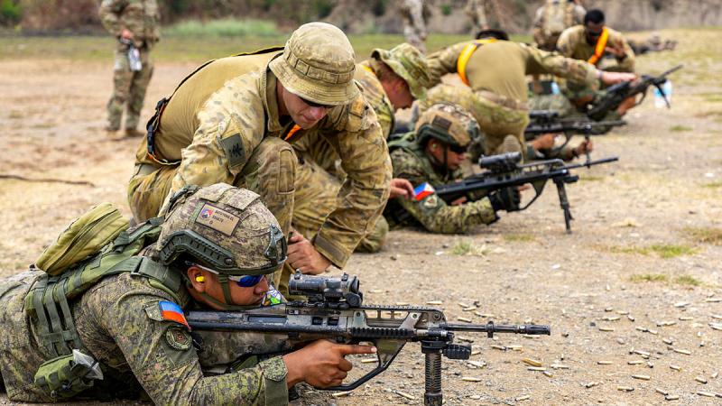 Lance Corporal Levi Smith from the Joint Australian Training Team – Philippines coaches an Armed Forces of the Philippines soldier on the EF88 Austeyr rifle. Photos: Leading Seaman Nadav Harel