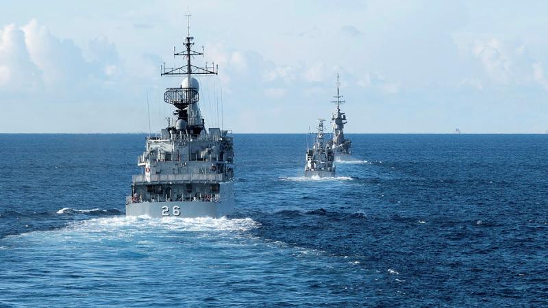 HMAS Anzac conducts officer-of-the-watch manoeuvres with RSS Vigliance, KD Lekir and KD Gempita as a part of Exercise Bersama Shield. Photo: Leading Seaman Jarryd Capper