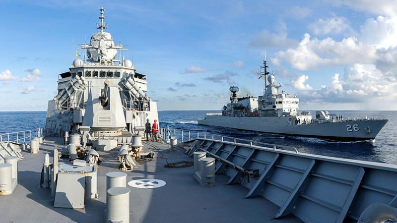 HMAS Anzac conducts a Light Line Transfer with Royal Malaysian Navy KD Lekir during Exercise Bersama Shield. Photo: Leading Seaman Jarryd Capper