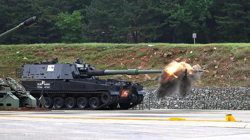 The South Korean K9 Thunder conducting test firing at a testing facility in South Korea.