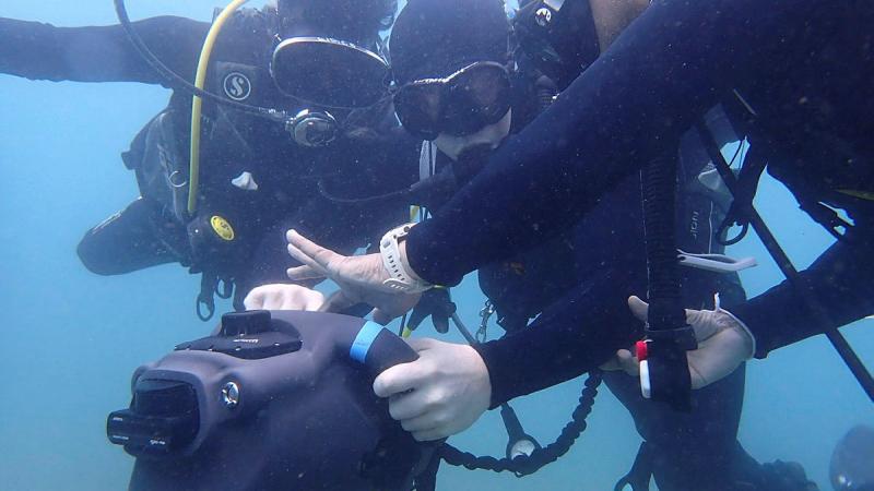 Sri Lanka Navy Divers and Royal Australian Navy Clearance Divers underwater during an exercise during Indo-Pacific Endeavour 2023. Photos: Lieutenant Joe Woods