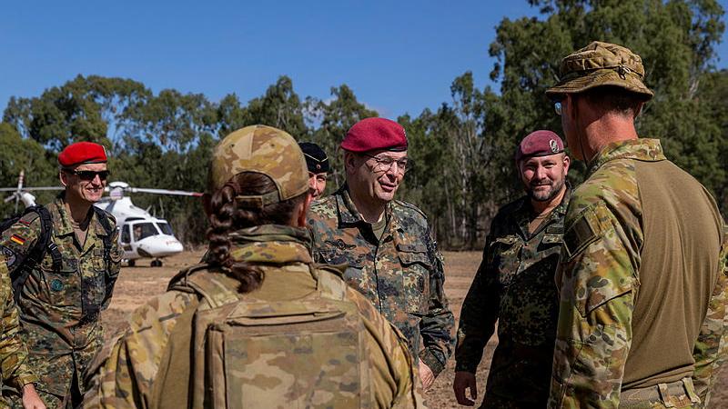 German Chief of Army Alfons Mais (centre) visits German and Australian troops at Camp Star in the Townsville Field Training Area during Exercise Talisman Sabre. Photo: Lieutenant Geoff Long