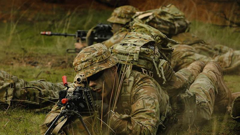 An Army recruit from 1st Recruit Training Battalion Kapooka takes a sight picture through an F89 Minimi at Blamey Barracks Kapooka, NSW. 