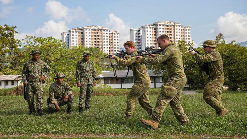 Australian Army soldiers demonstrate fire and movement for personnel from the Malaysian Armed Forces during Exercise Harringaroo, Malaysia. Photos: Corporal Sam Price