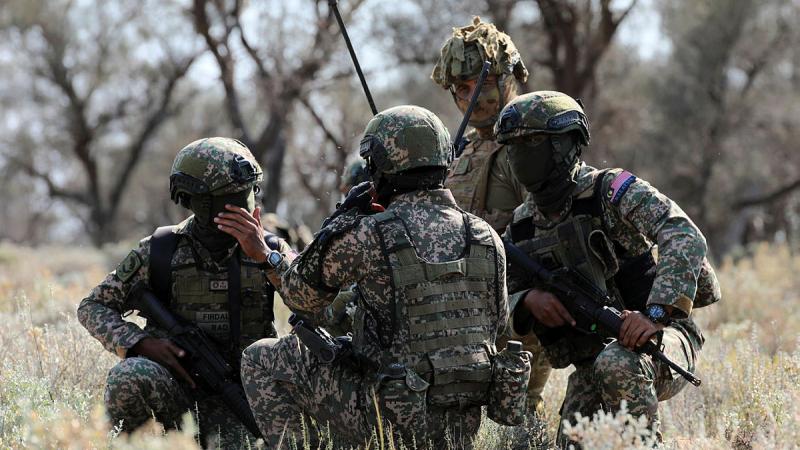Australian and Malaysian Army soldiers training together during Exercise Southern Tiger 2023 at Cultana Training Area, SA. 