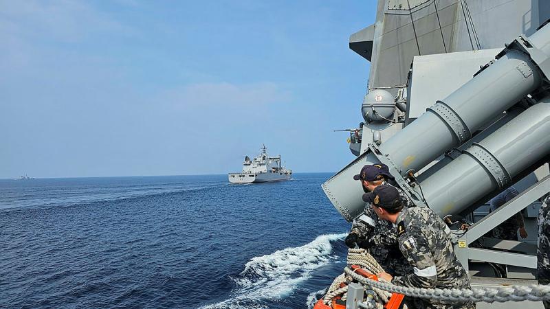 Guided missile destroyer HMAS Brisbane prepares to come alongside HMNZS Aotearoa for a replenishment at sea during Exercise Bersama Lima. Photo: Petty Officer Troy Haydon
