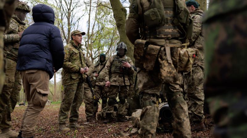 Chief of Army, Lieutenant General Simon Stuart, speaks with Ukrainian soldiers training under Operation Kudu during a visit to the United Kingdom. Photos: Corporal Cameron Pegg