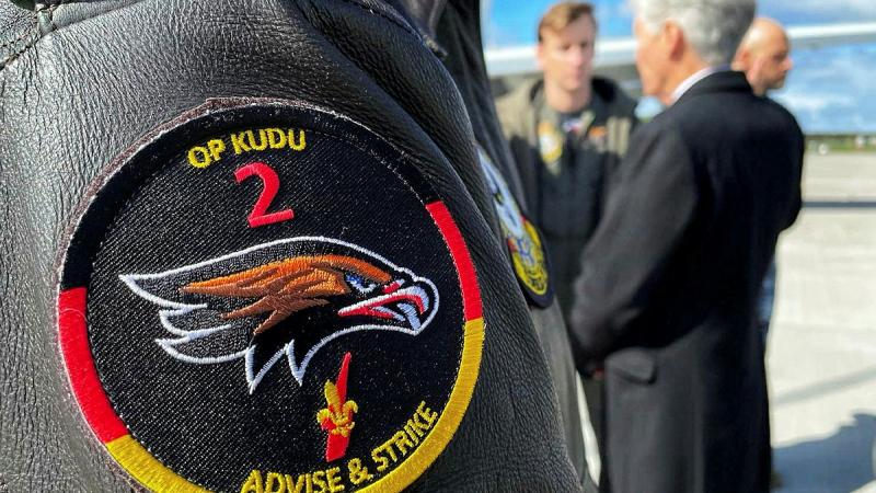 The crew of RAAF’s E-7A Wedgetail meet Australia's High Commissioner, Stephen Smith, at RAF Lossiemouth in Scotland after a six month European deployment as part of Operation Kudu.