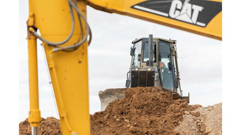  A soldier from the School of Military Engineering manoeuvres a John Deere 450 J bulldozer during their initial employment at Holsworthy Barracks.