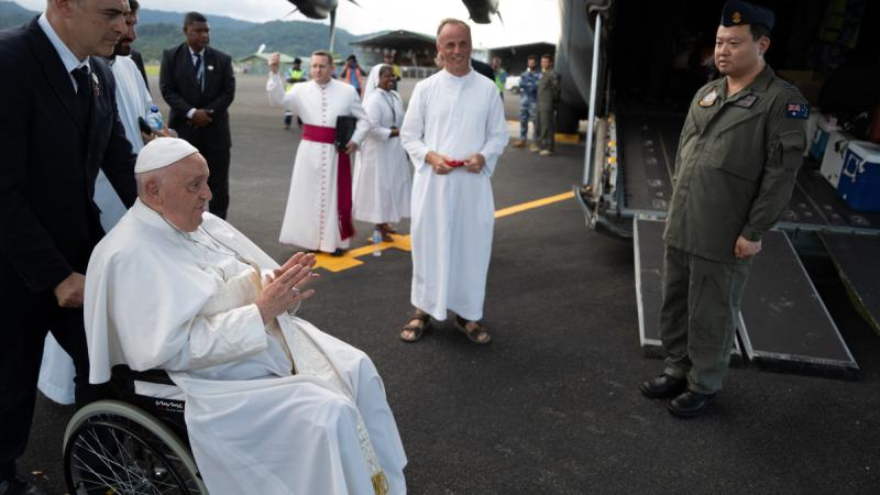 Air Force Squadron Leader Jacob Ralph, from 37 Squadron, meets Pope Francis prior to boarding a C-130J in Vanimo, Papua New Guinea. 