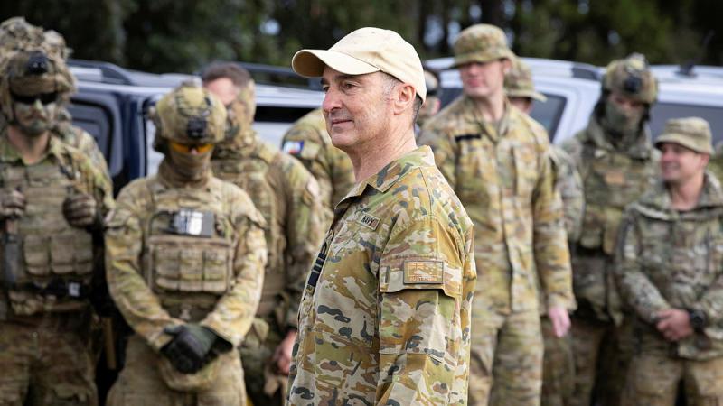 Chief of the Defence Force Admiral David Johnston speaks to Australian Defence Force personnel participating in Operation Kudu in the United Kingdom. Photo: Lance Corporal Andrew Shaw