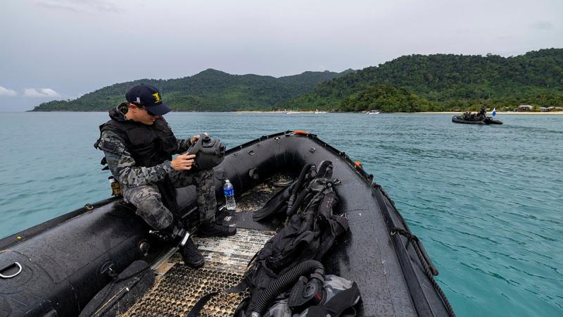 Navy’s Clearance Diving Team Four utilises the Artemis underwater navigation sonar unit during a seabed training search at Palau Tioman, as part of Exercise Bersama Lima. 