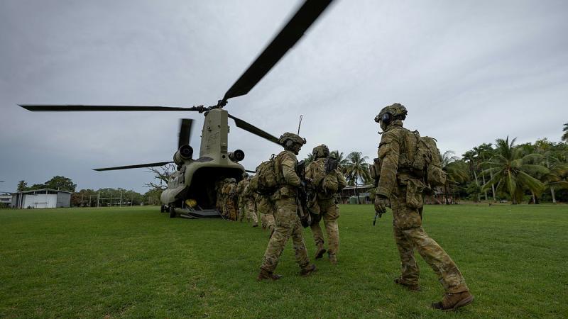 Soldiers from 3rd Battalion, The Royal Australian Regiment and Papua New Guinea Defence Force soldiers board a CH-47 Chinook from 5th Aviation Regiment during Exercise Wantok  Warrior.