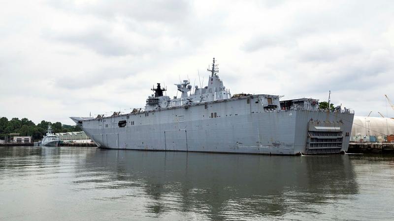HMAS Adelaide and HMS Spey alongside PSA Sembawang, Singapore, during Indo-Pacific Endeavour. Photo: Leading Seaman Matthew Lyall