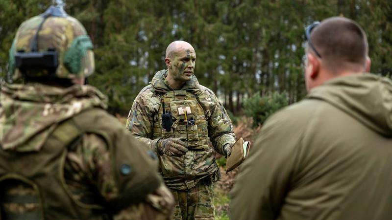 Australian Army officer Major Nathan Dubbeld speaks with members of the Armed Forces of Ukraine that are part of the Section Commander Battle Course during Operation Kudu in the United Kingdom. 