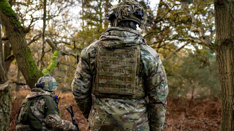 An Australian Army soldier serving on Operation Kudu instructs Armed Forces of Ukraine personnel on section attack tactics. 