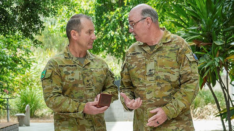 Major Deta Kerschat receiving his federation star from Major General Ash Collingburn.