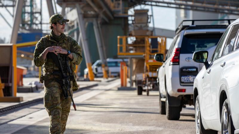 A soldier from 16th Battalion, Royal Western Australia Regiment, patrols the Port of Geraldton as part of Exercise Arras Sprint.